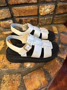 Fitflop Gen-ff sandals.